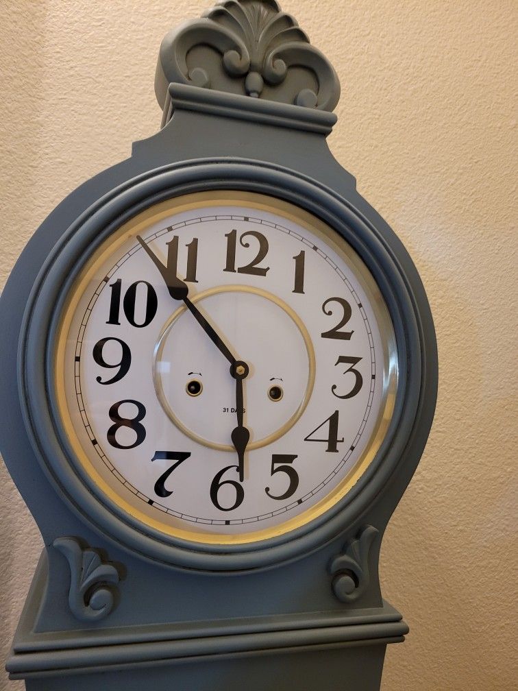 Grandmother Clock With Key