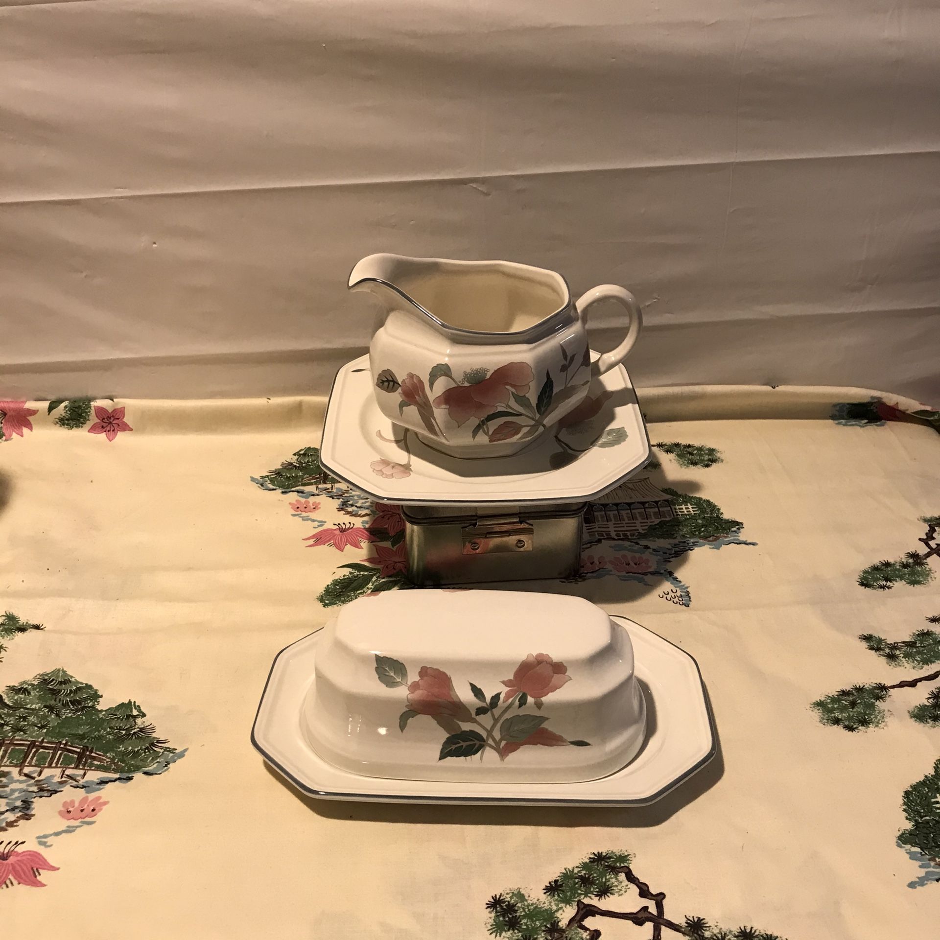 NWOT MIKASA f-3003 silk flowers gravy boat w under-plate & butter dish set. Pristine condition.