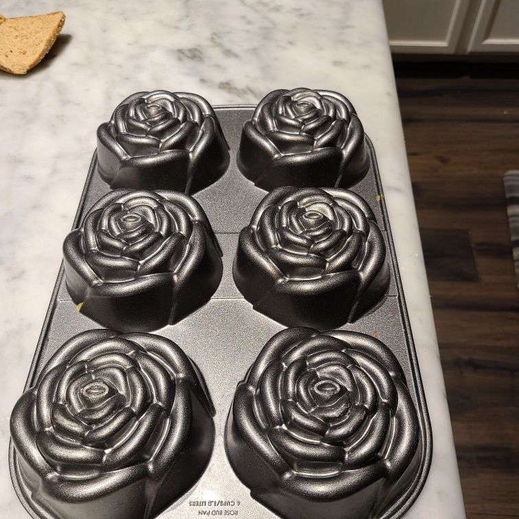 Bundt pans / cupcake pan Rose Bud FIRM PRICE LIKE NEW