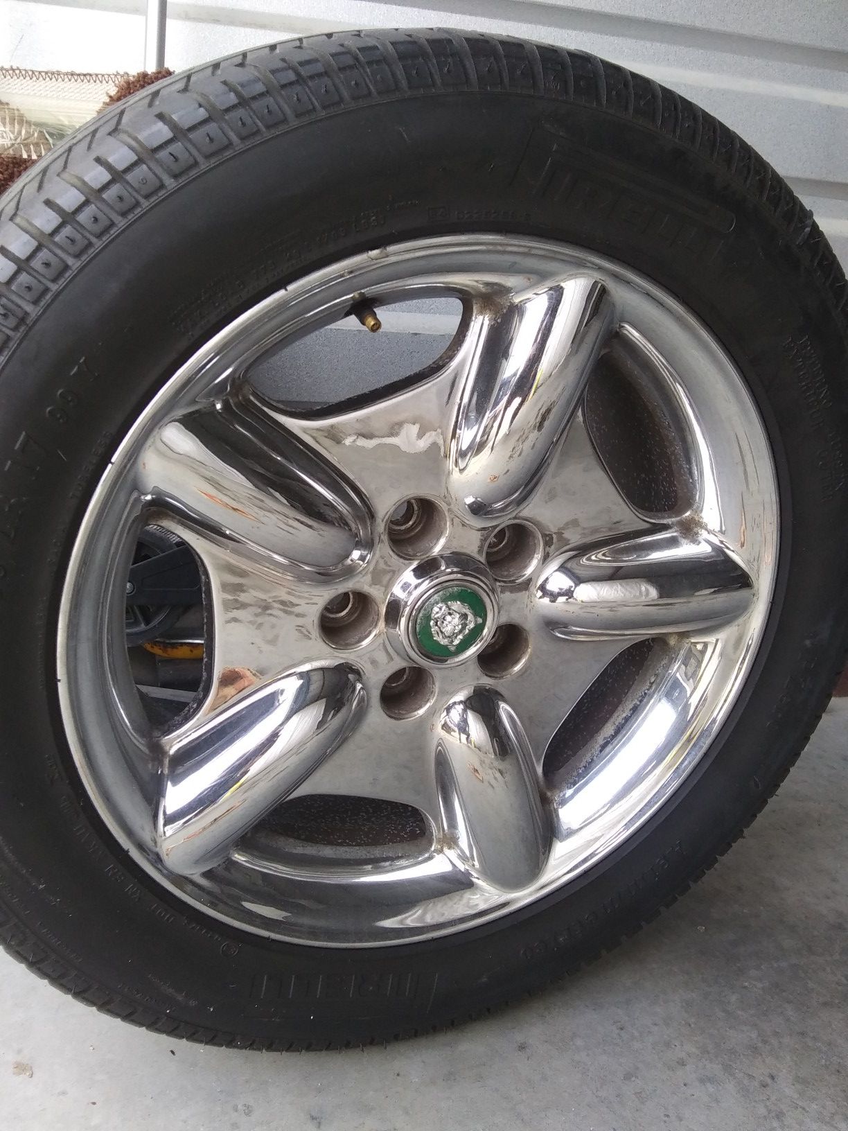 Jaguar 17 inch chrome revolver rims set of 4... One tire needs to be replaced, all Pirelli! Minor scuffs but still a nice set af wheels..