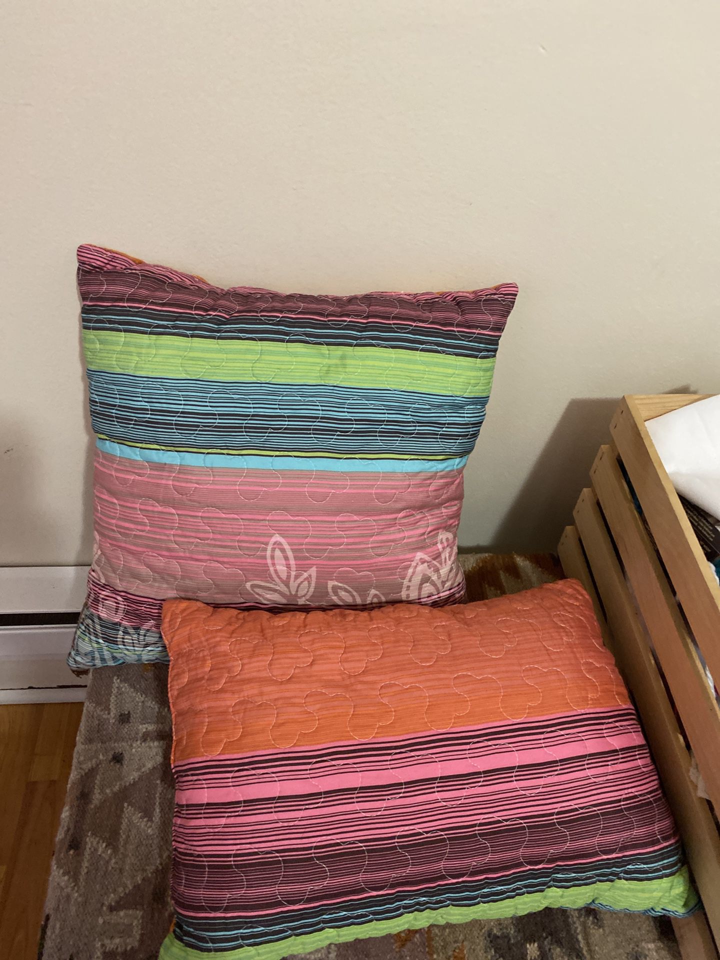 Pillows, fluffy yarn, pink vase 
