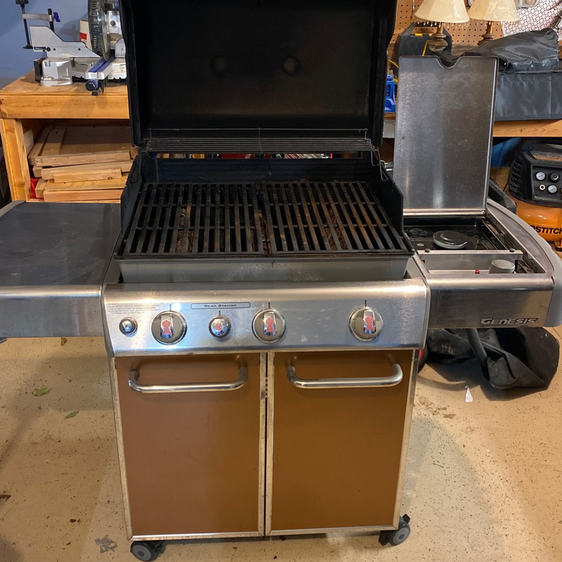 er Genesis 3Burner Gas Grill W/Searing Station for Sale in Kansas