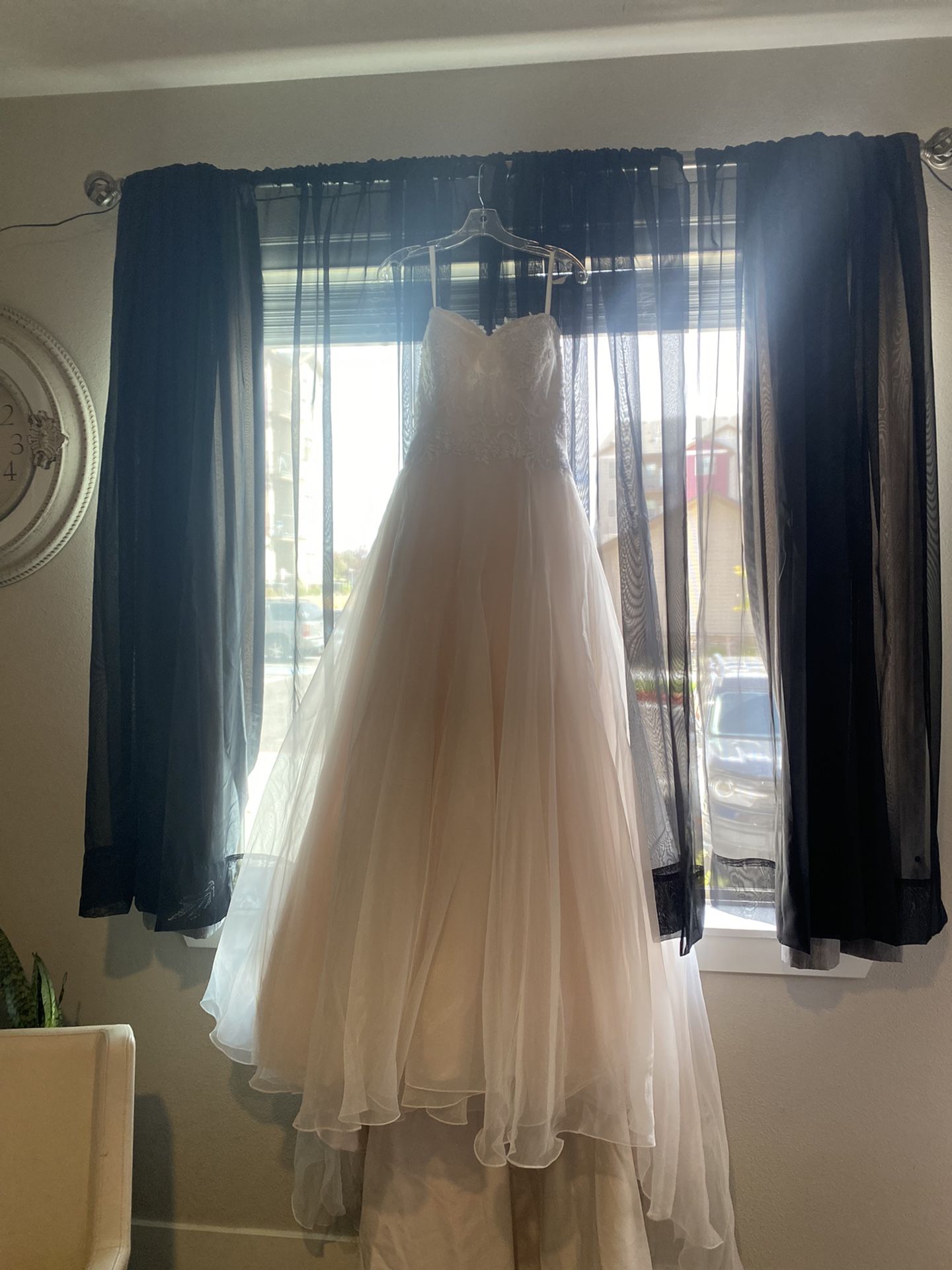 BRAND NEW WEDDING DRESS NEVER BEEN Worn