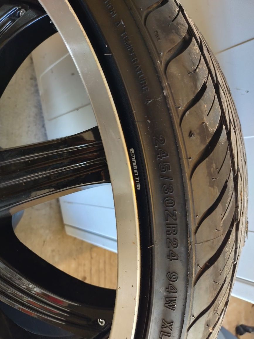 24s Came Off From 05 Chrysler 300. 5lugs Universal