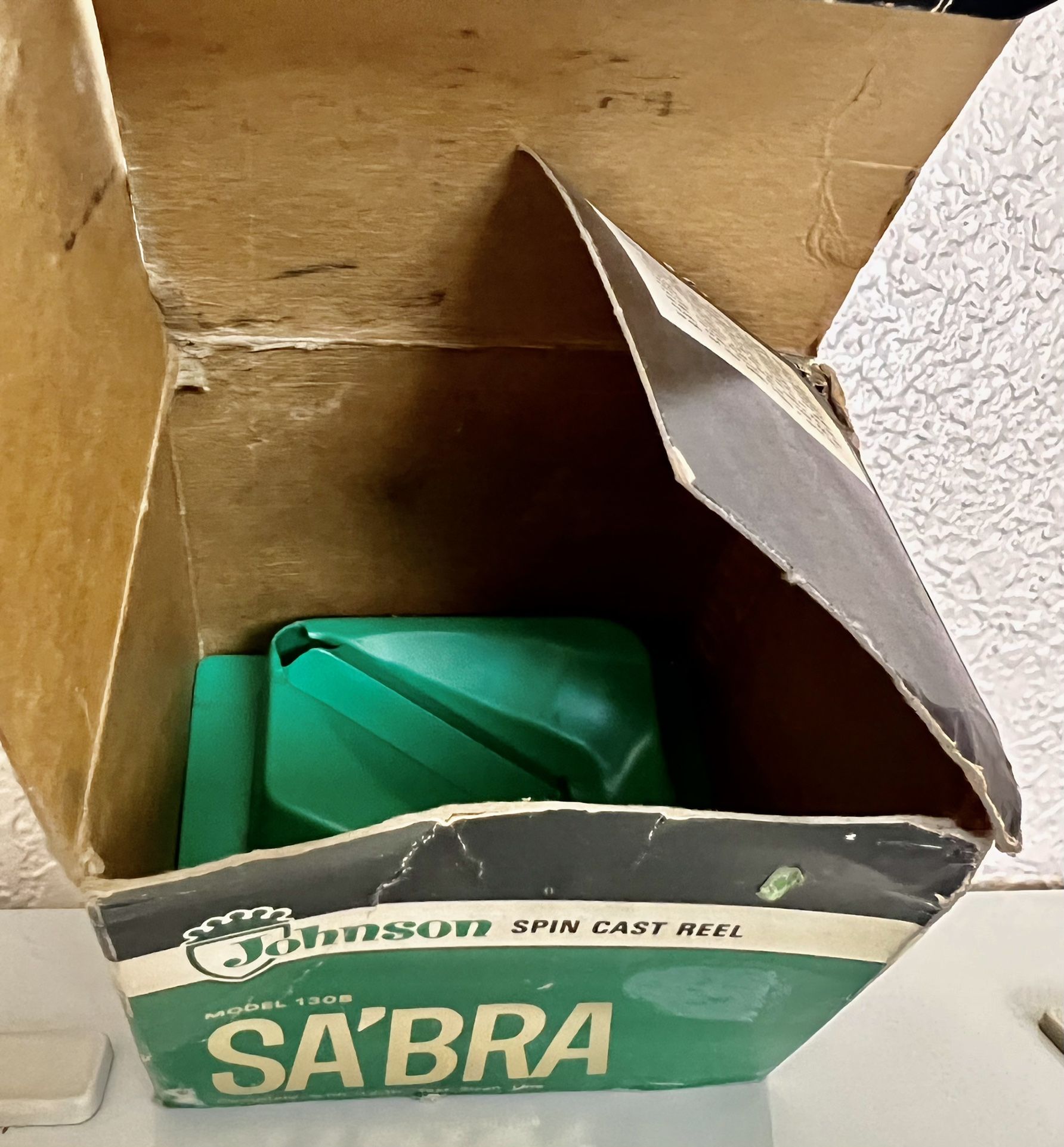 VINTAGE JOHNSON 130B SABRA MADE IN USA Fishing Reel NEW In ORIGINAL Box with Manual.
