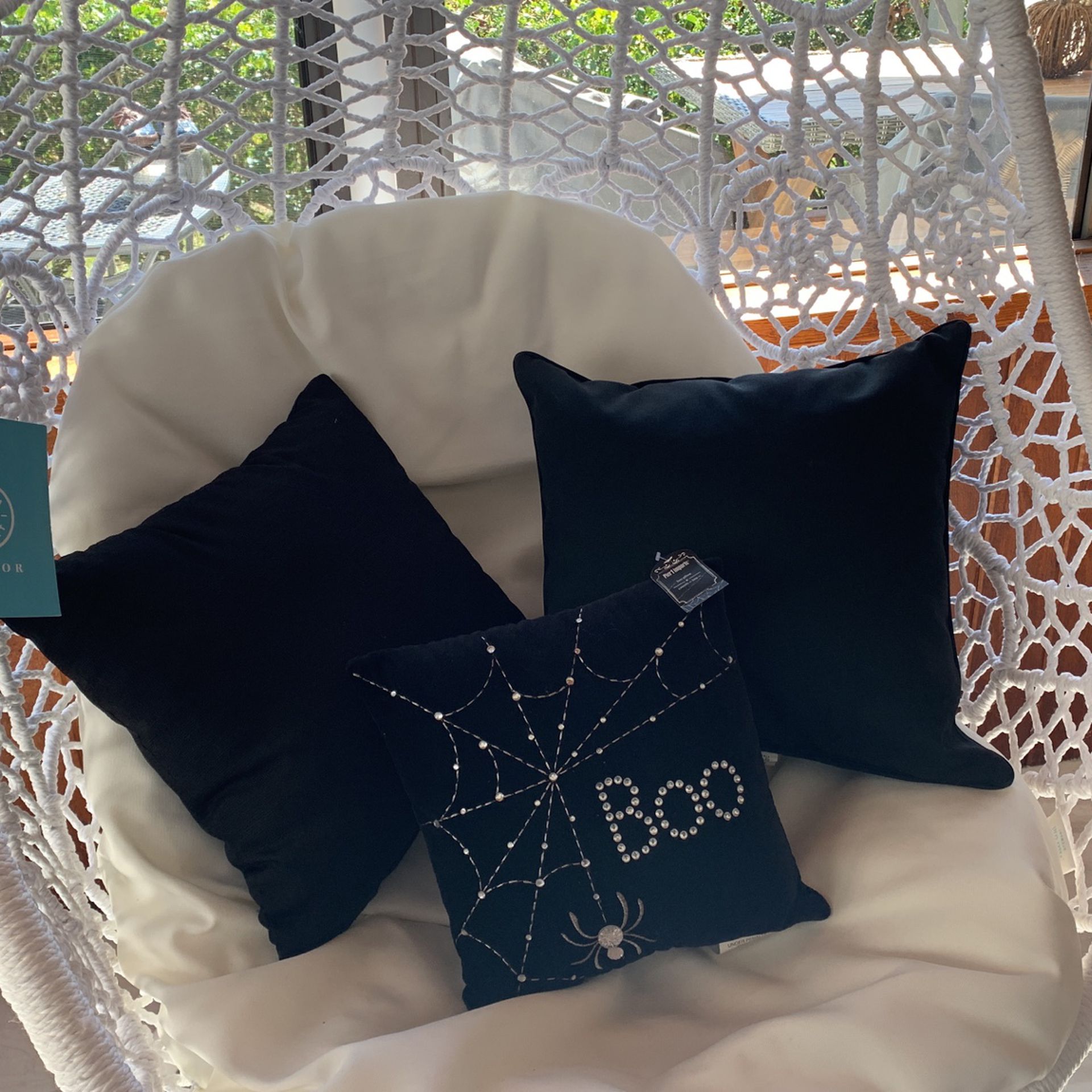 Egg Hanging Chair. New!  White Stand And Hanging Basket. Beautiful! Cream Cushion Included Not Black Pillows. Beautifully! 