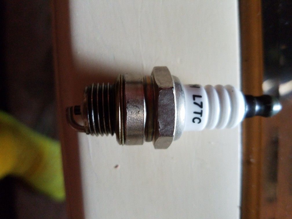 BRAND NEW SPARK PLUG FOR 2 CYCLE WEED WACKER