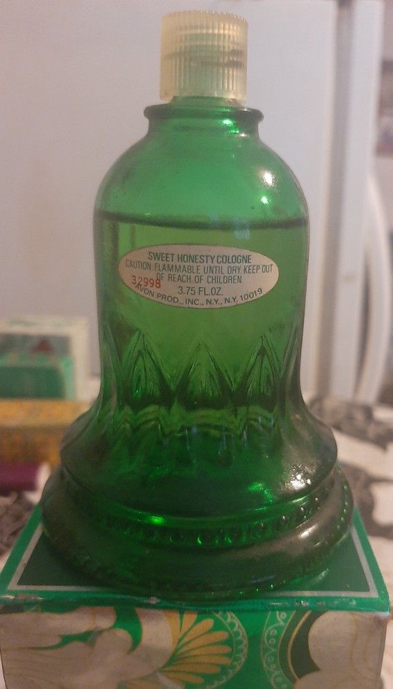 1977 VINTAGE AVON EMERALD BELL DECANTER W/SWEET HONESTY COLOGNE 3.75 FL OZ