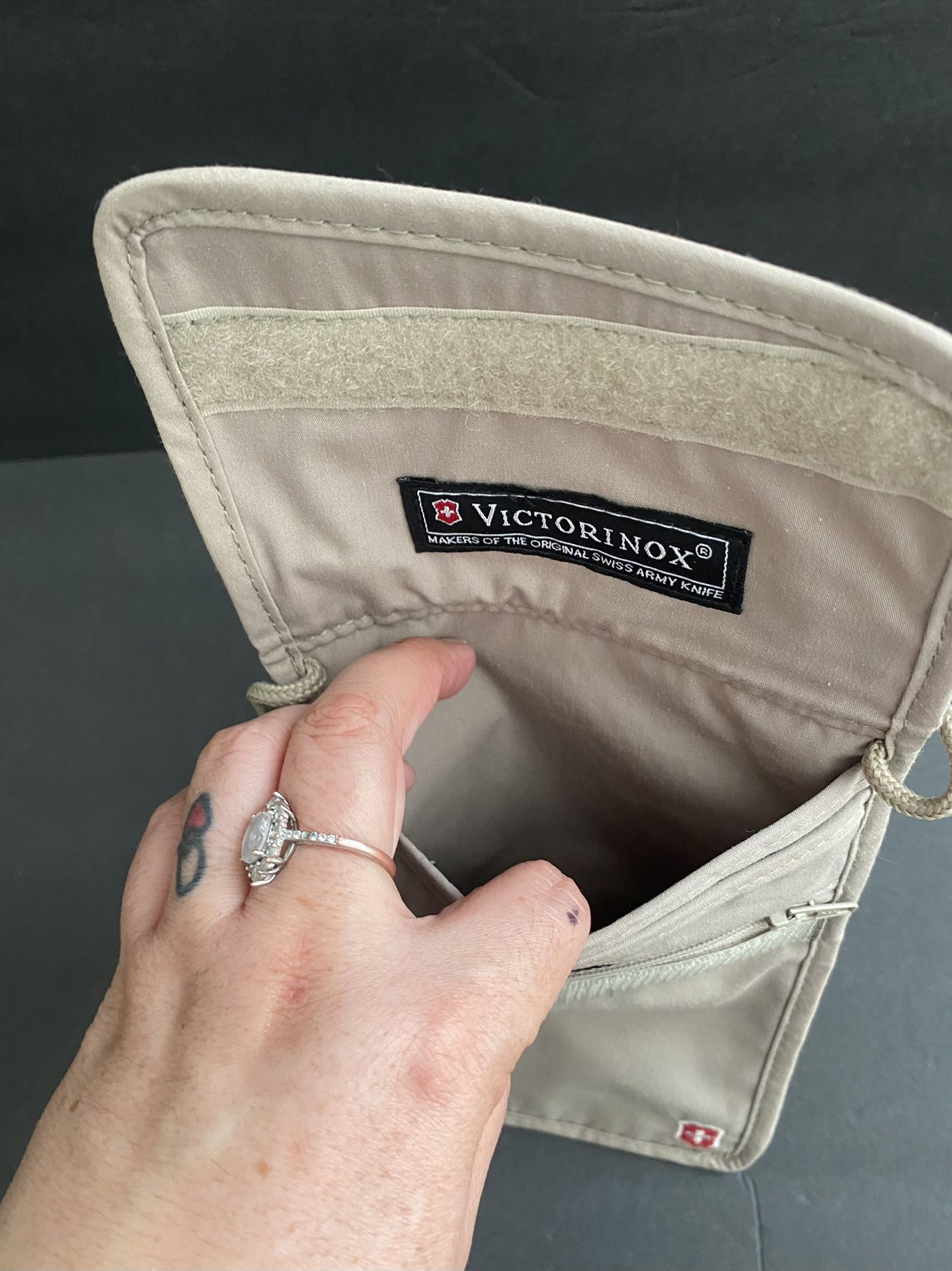 Victorinox Swiss Army Deluxe Camel Concealed Hidden Neck Pouch Many Pockets