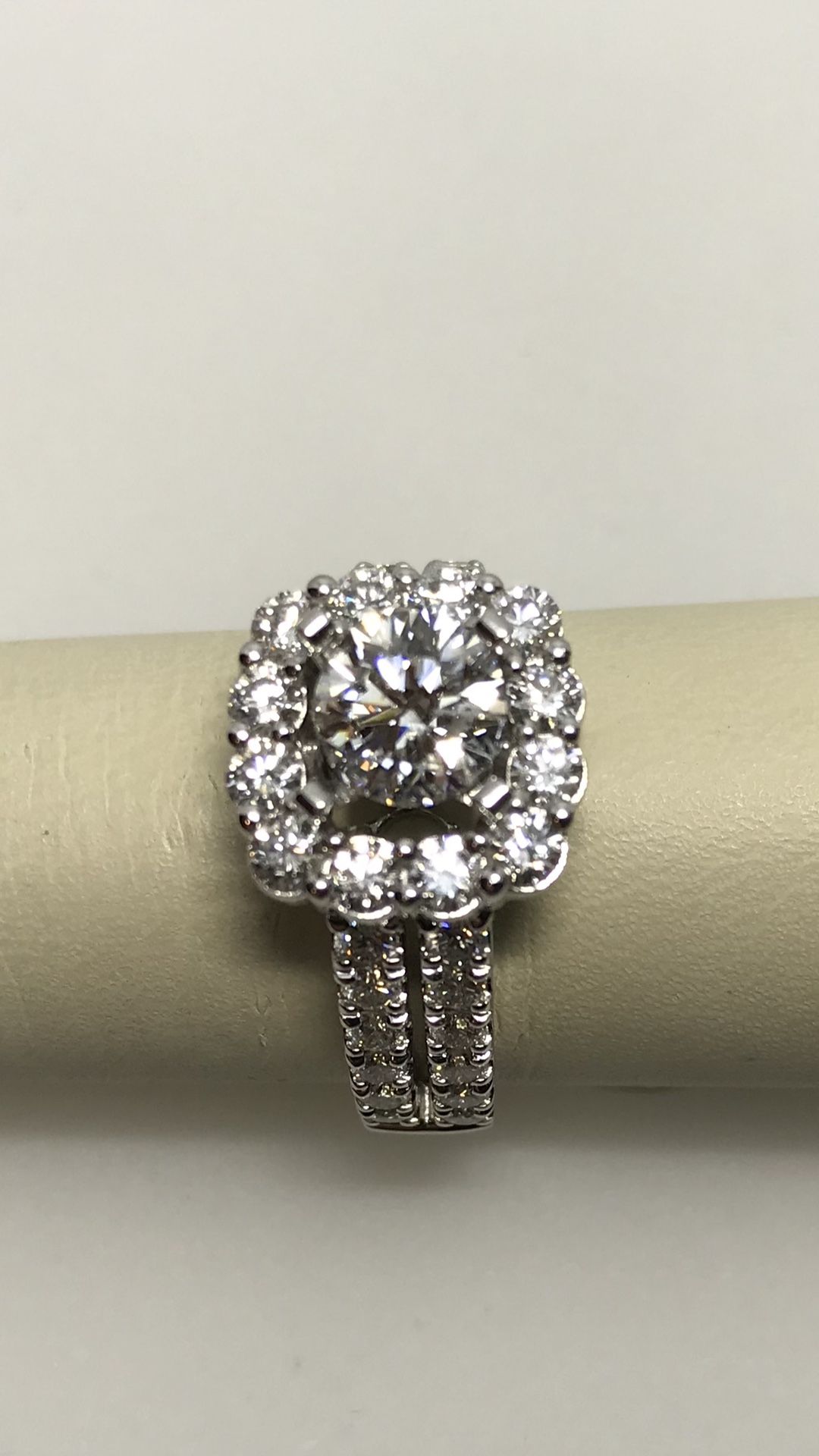 1-1/2 ct White Gold With .90ct Center Round Cut F Color, I1 Clarity