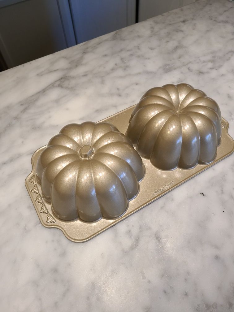 Pumpkin bundt cake pan William Sonoma