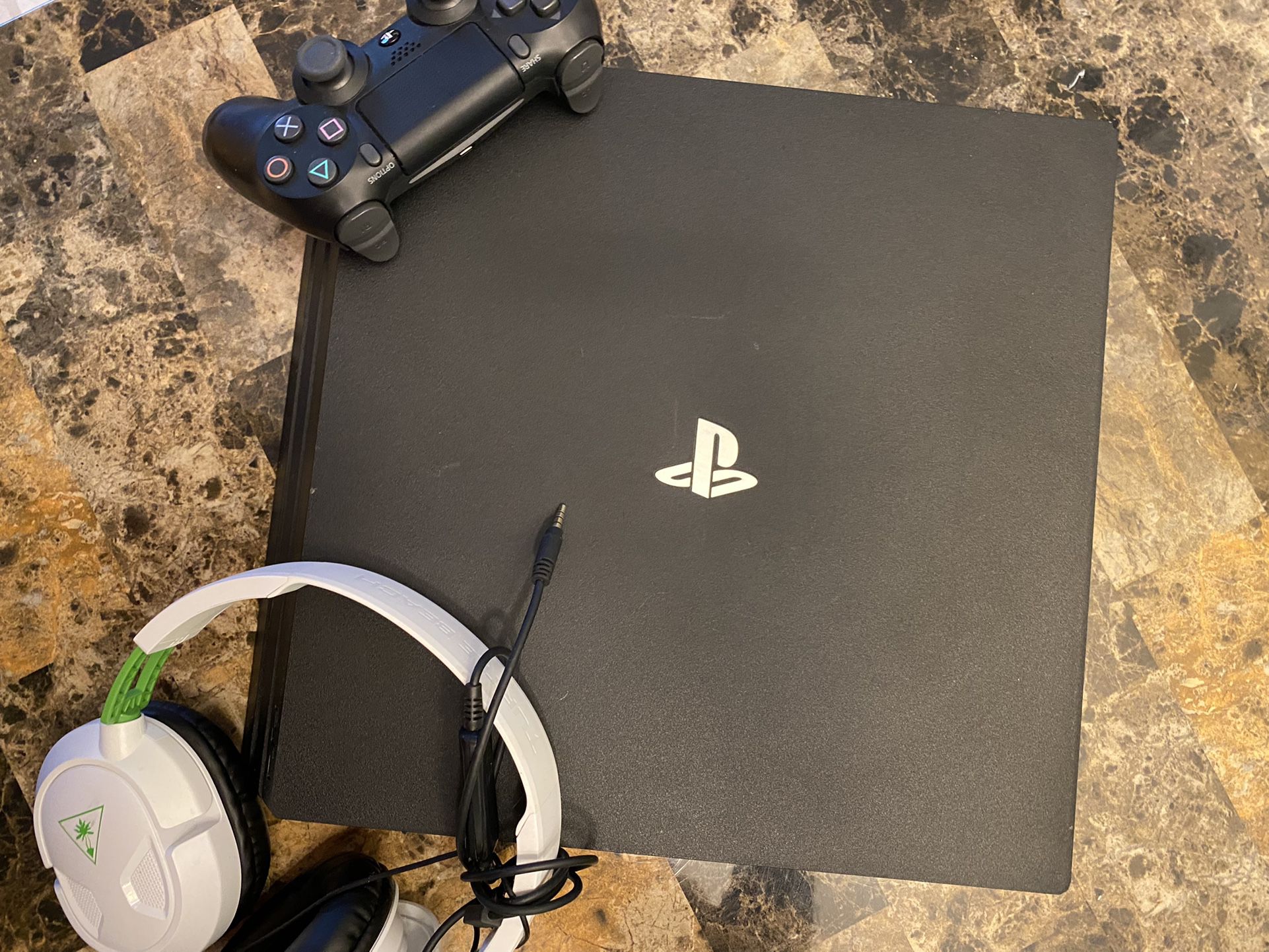 PS4 Pro 1 TB / with controller and Turtle Beaches 