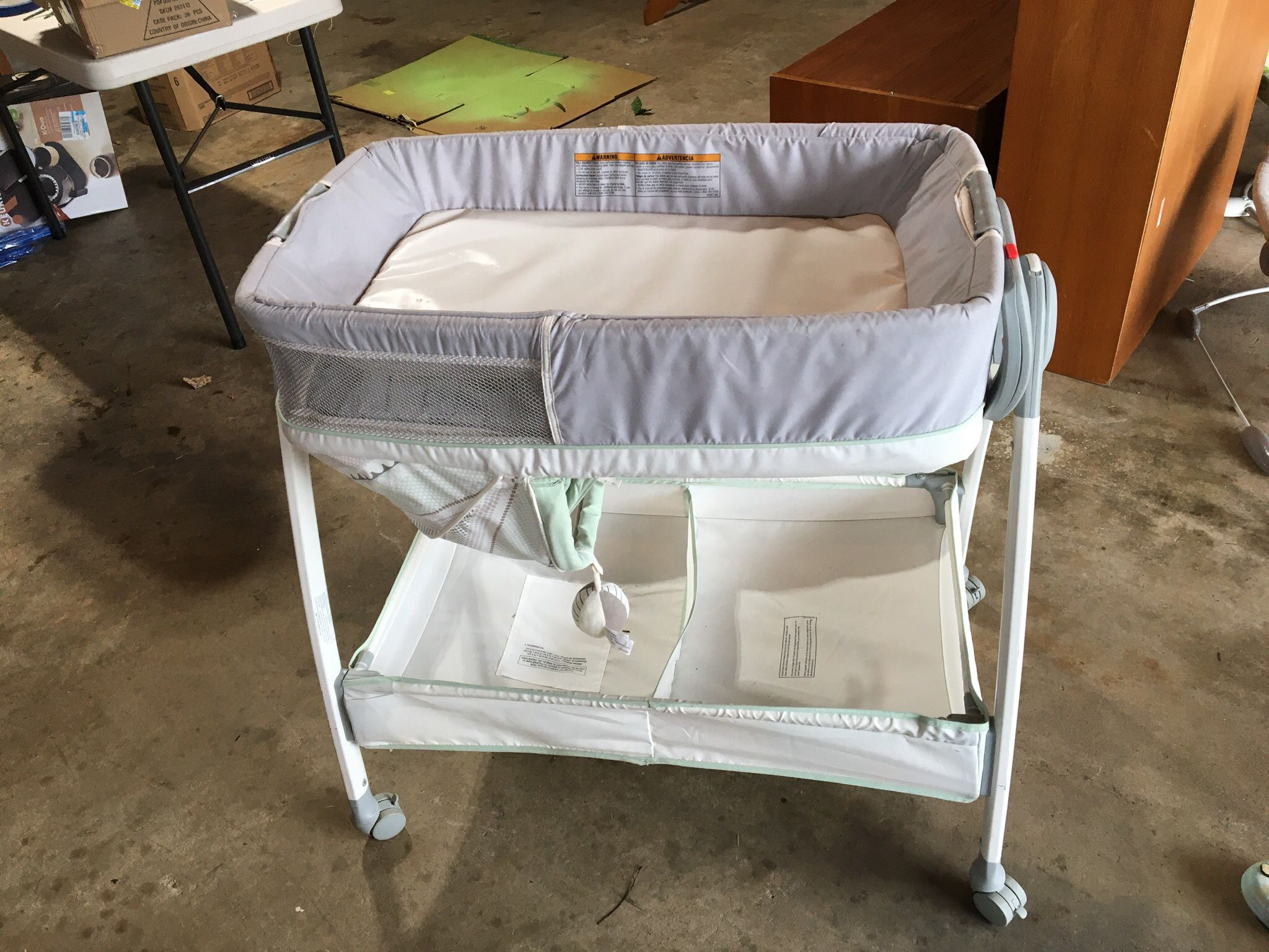 Changing Table/bassinet 