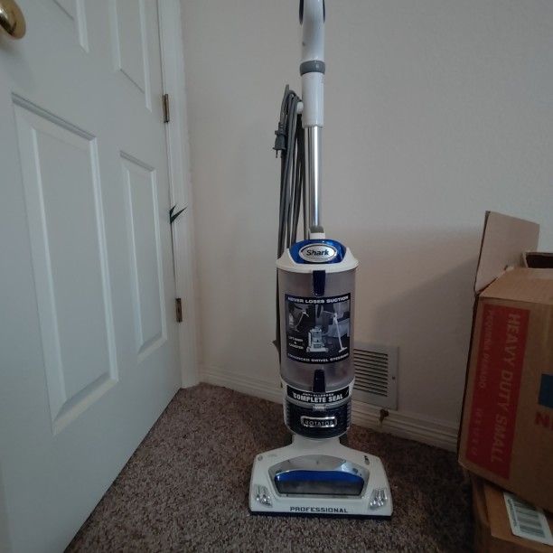 Shark Vacuum NV500 Like New