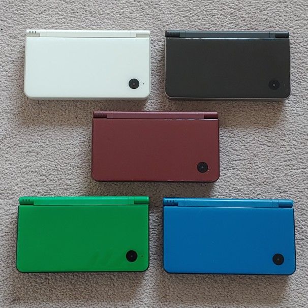 Modded Nintendo DSi XL with 5900+ Games