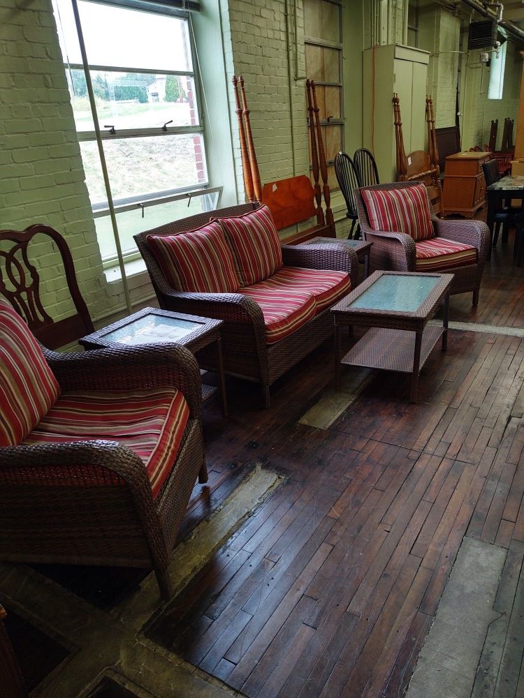 Beautiful vinyl wicker 6 pc patio set