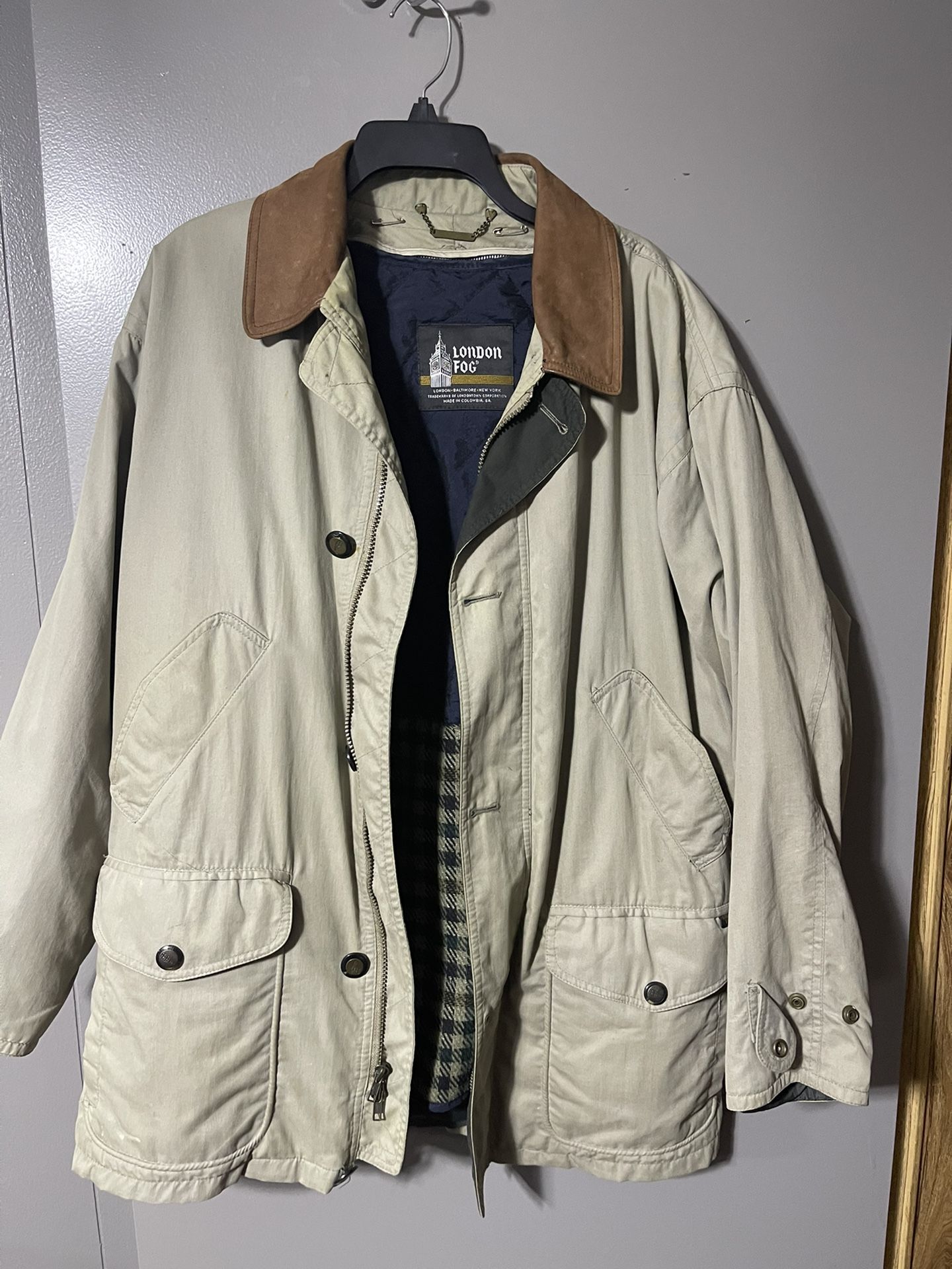 Used London Fog man coat thinsulate 3M with zip out lining, 4 pockets on the front, Leather collar, dry clean only, zip and button closure size M Reg