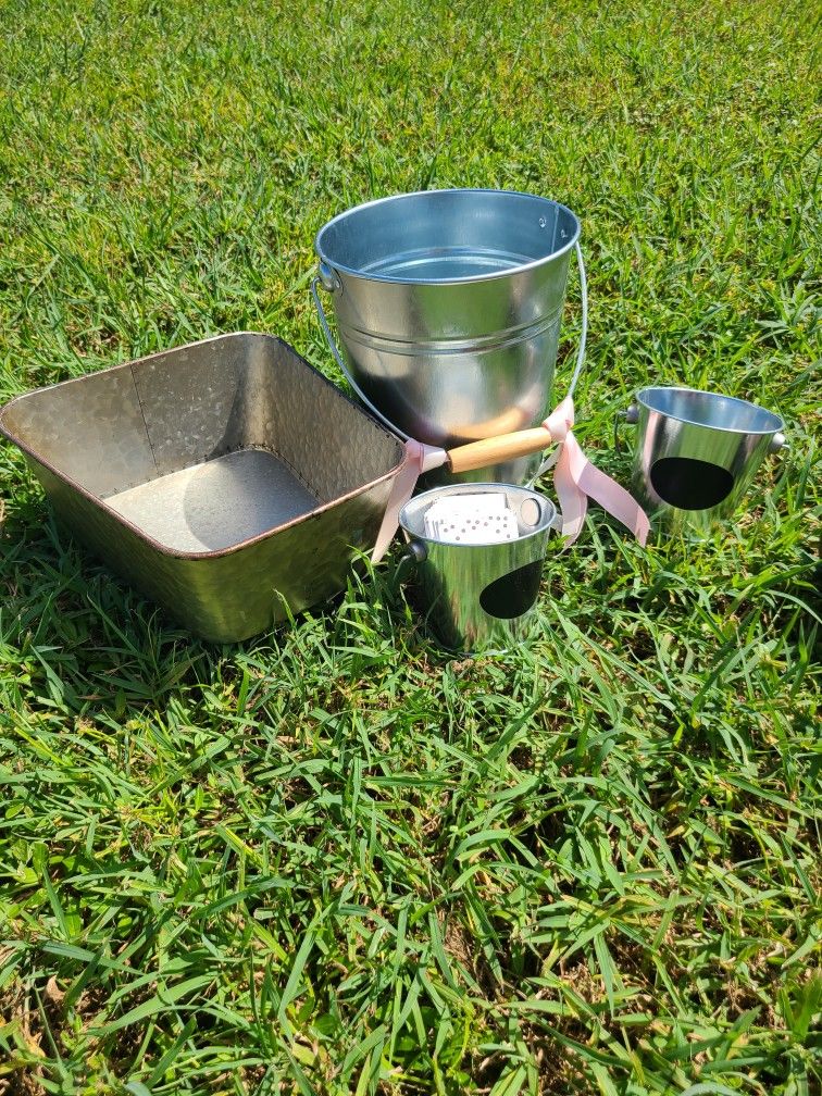 Wedding Bucket List Sign & Tin Buckets