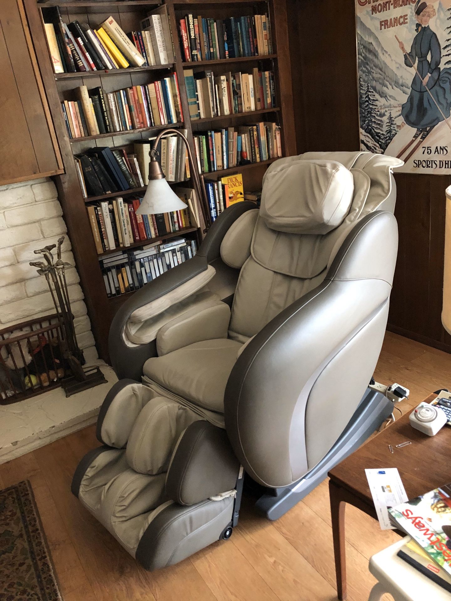 Massage Chair Brookstone OSIM uAstro for Sale in Orange, CA OfferUp