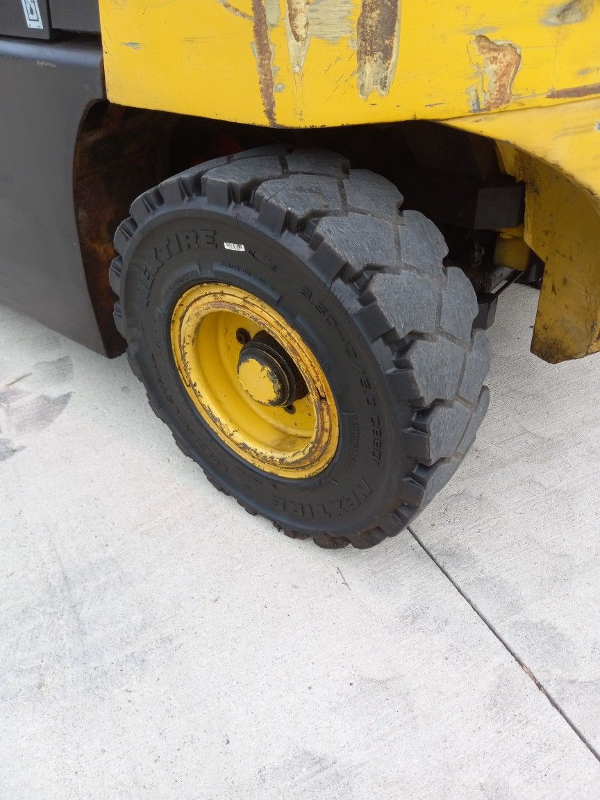 4000 LB. Pneumatic Low Hour Forklift