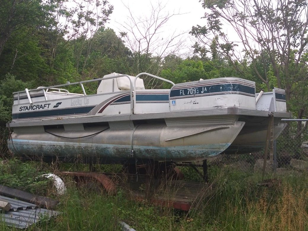 Pontoon boat