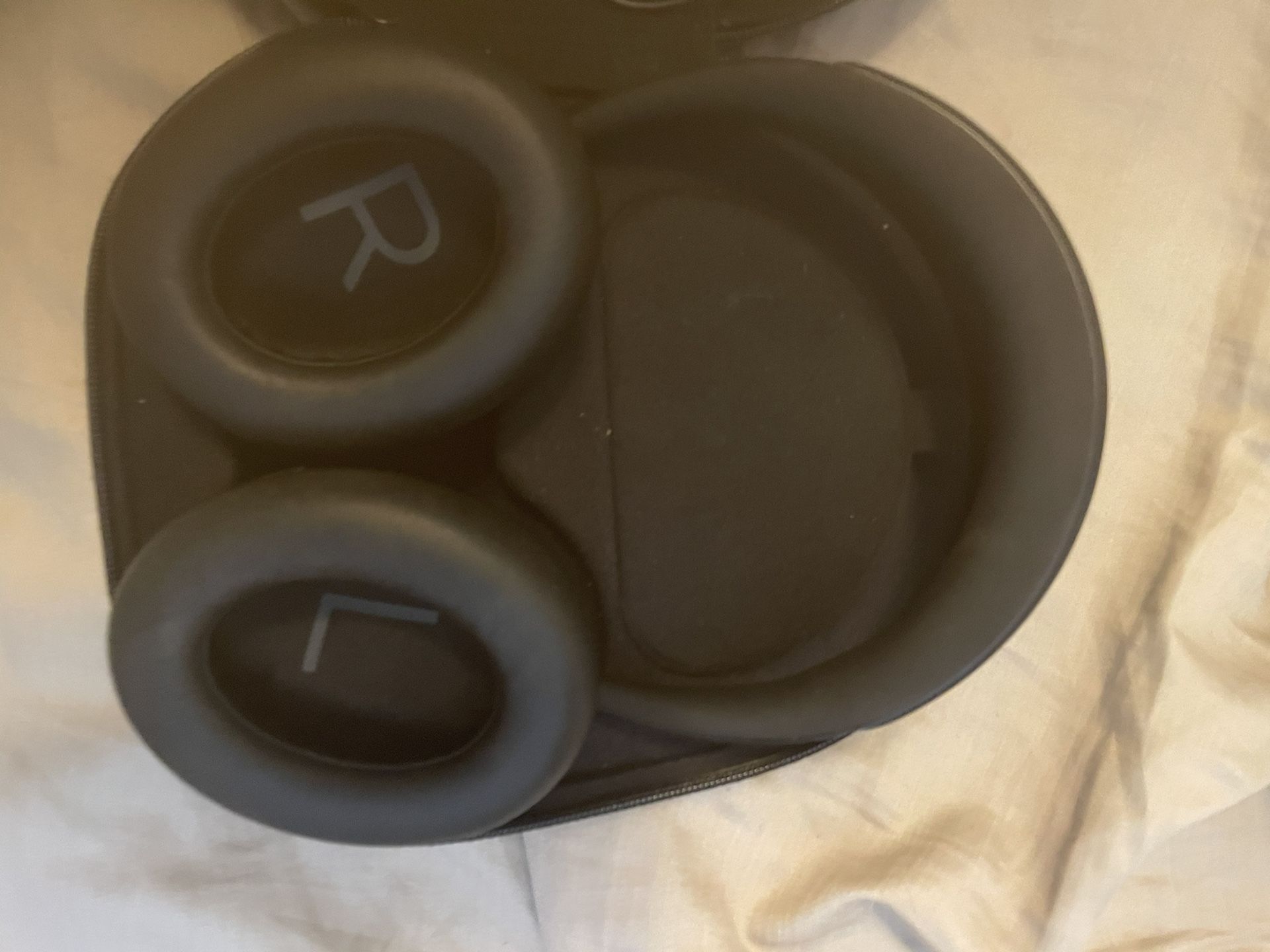 Bose Noise Canceling Headphones 700 , Bluetooth , And Comes With Cord And Charger