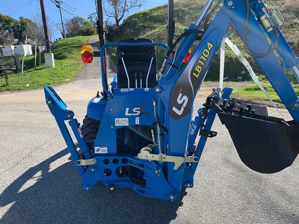 New LS XJ2025H Tractor with 50” Front bucket and Backhoe for Sale in