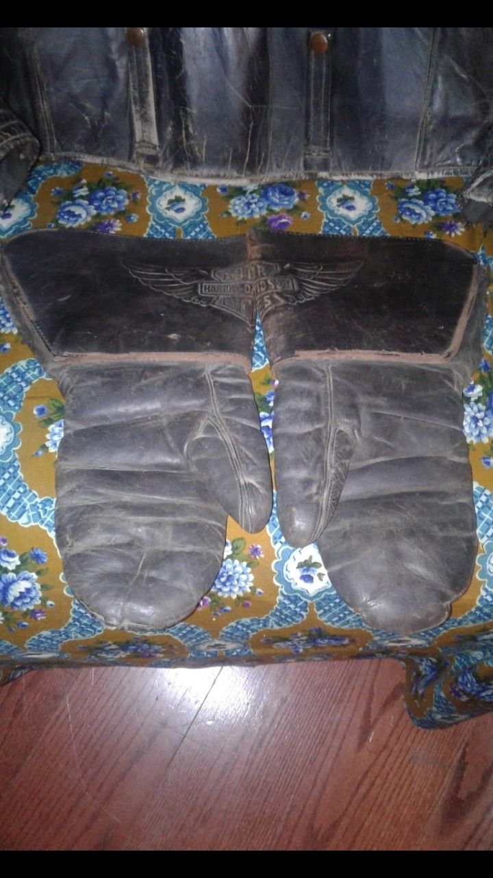 EXTREMELY RARE 1954 HARLEY DAVIDSON LEATHER JACKET WITH LEATHER GAUNTLETS