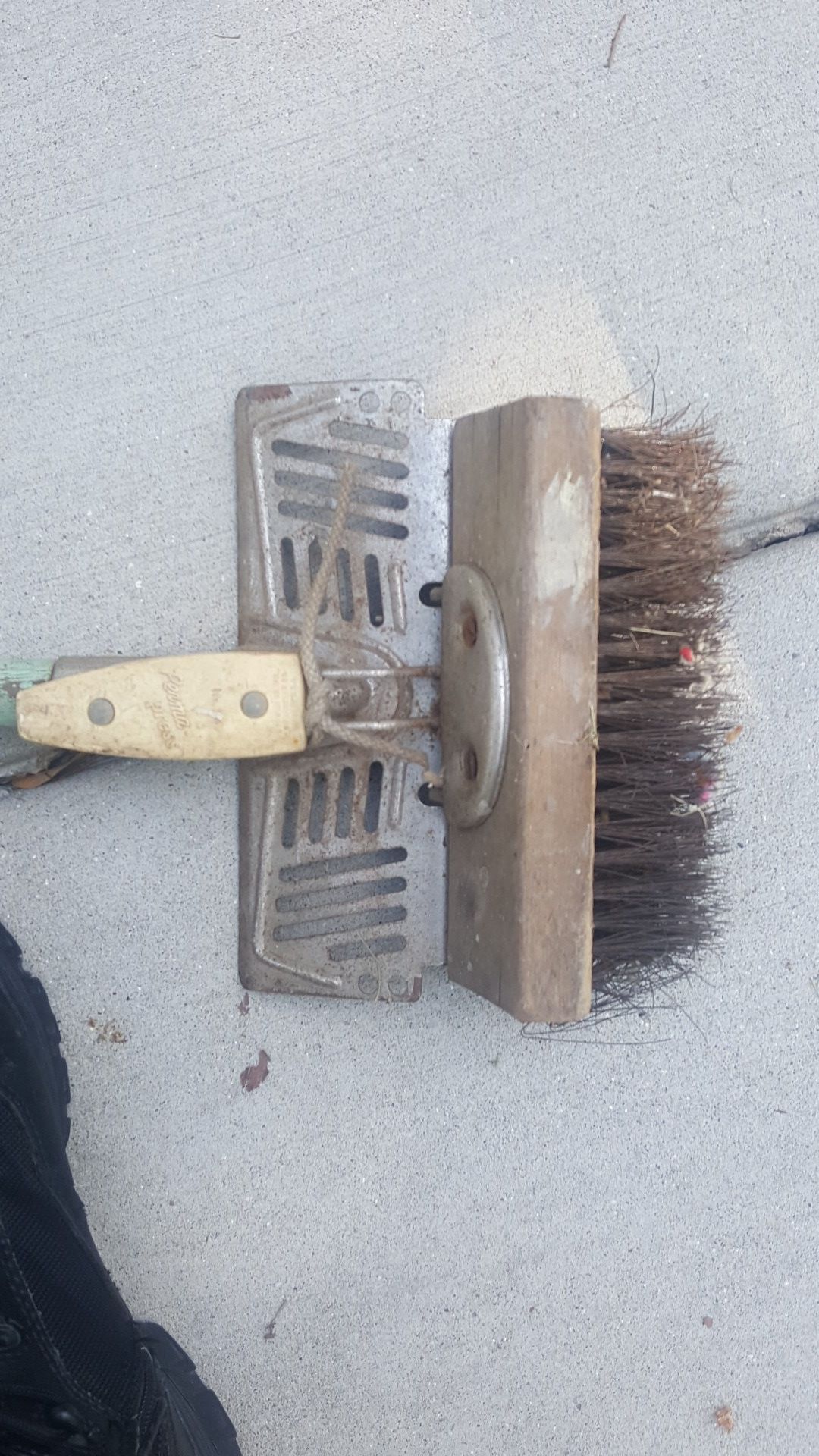 Floor scrubber