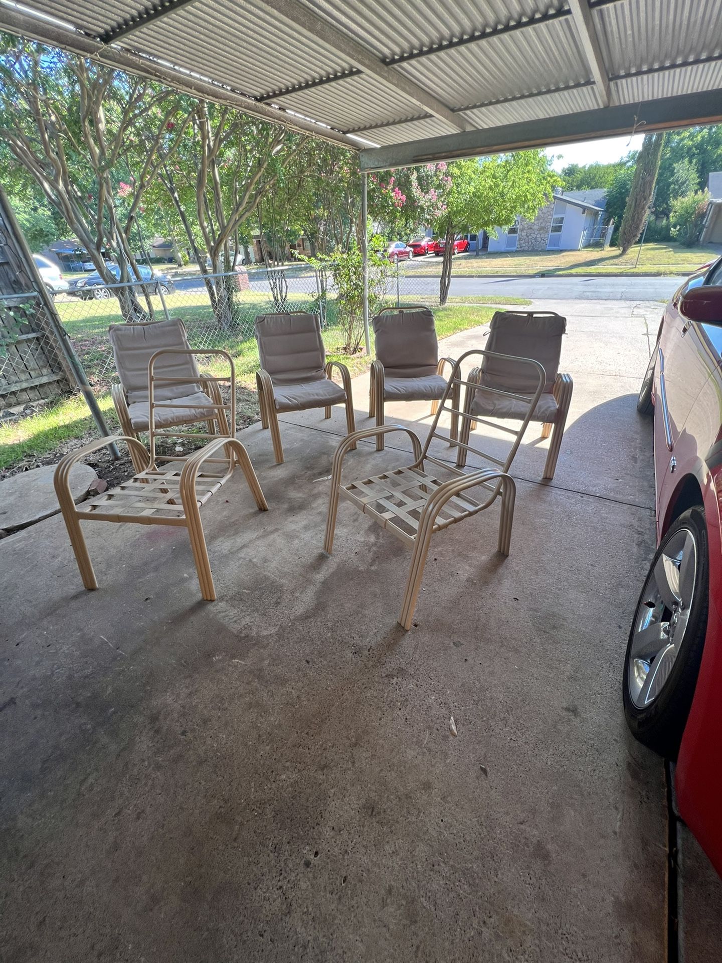 Outsaid Chairs/Sillas Para Afuera