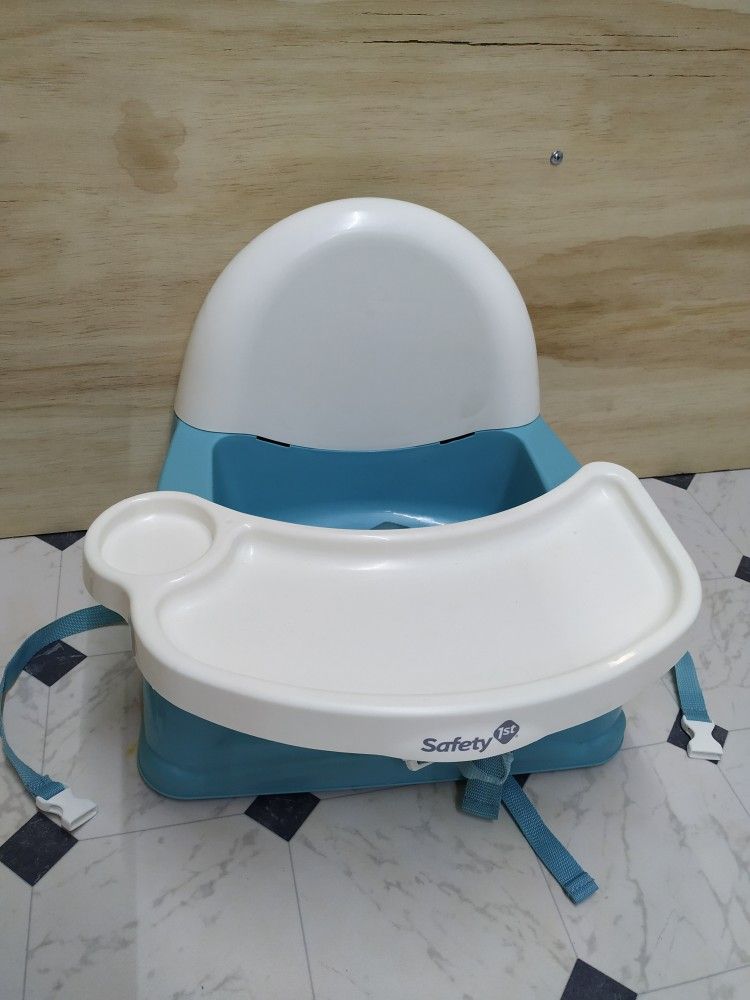 Safety First Easy Care Swing Tray Feeding Booster, Kid's Chair $10