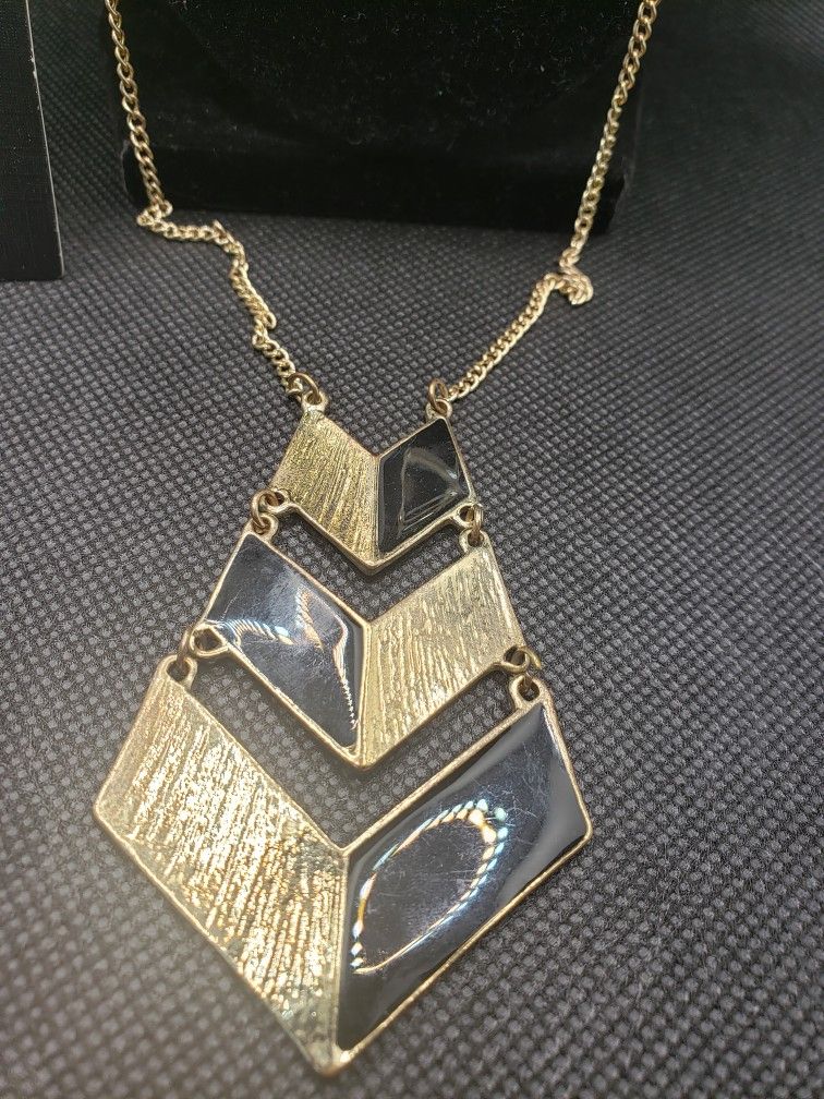 Vintage Bundle Jewelry. GREAT PRICE!! Beautiful pieces and matching colors, The bundle is in good wearable condition, some Items are NEW, PLease cont