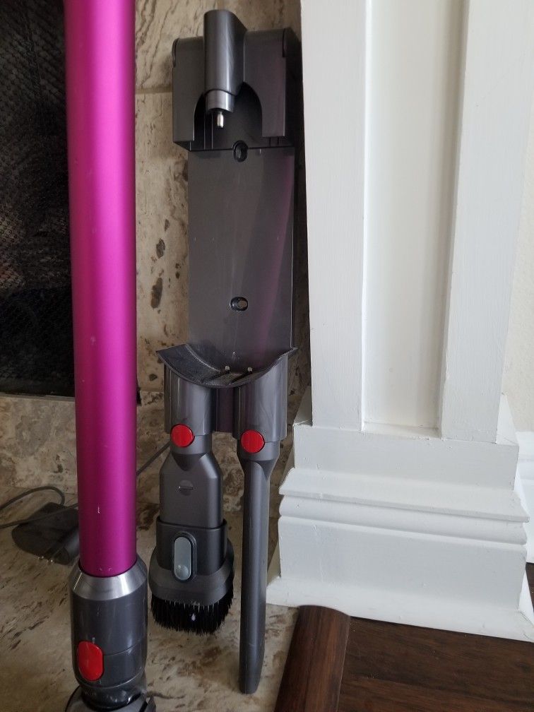 Dyson V6 Motorhead Cord Free Vacuum