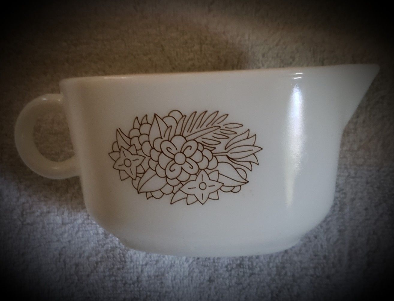 Pyrex gravy bowl