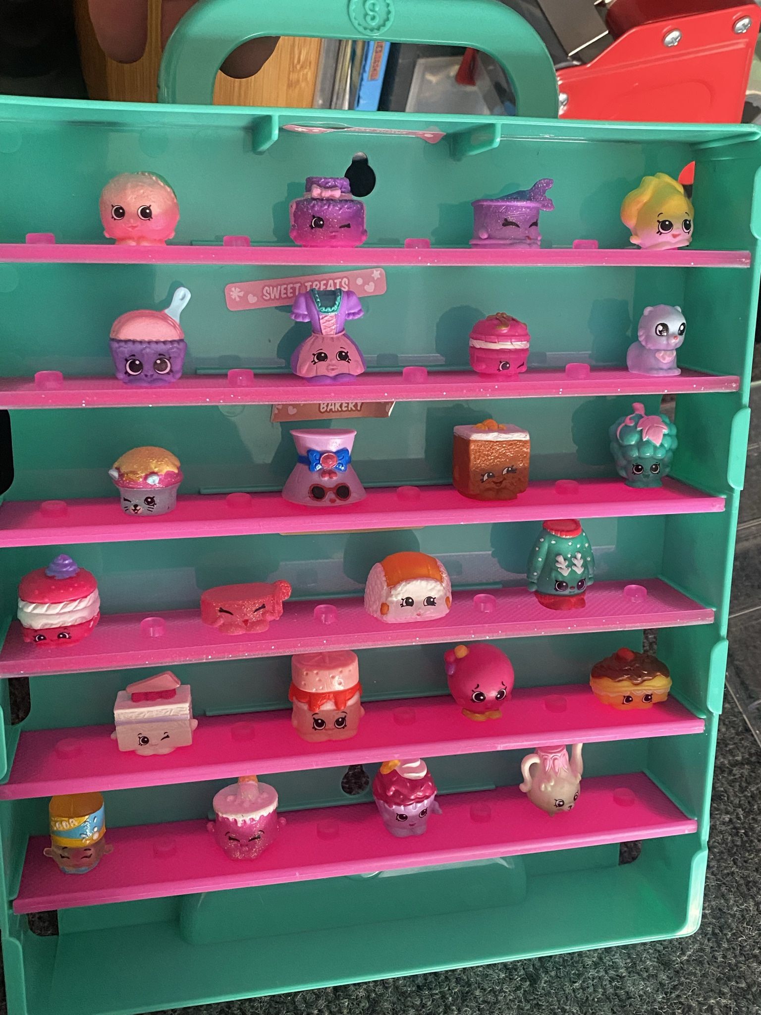 Shopkins W/ Case