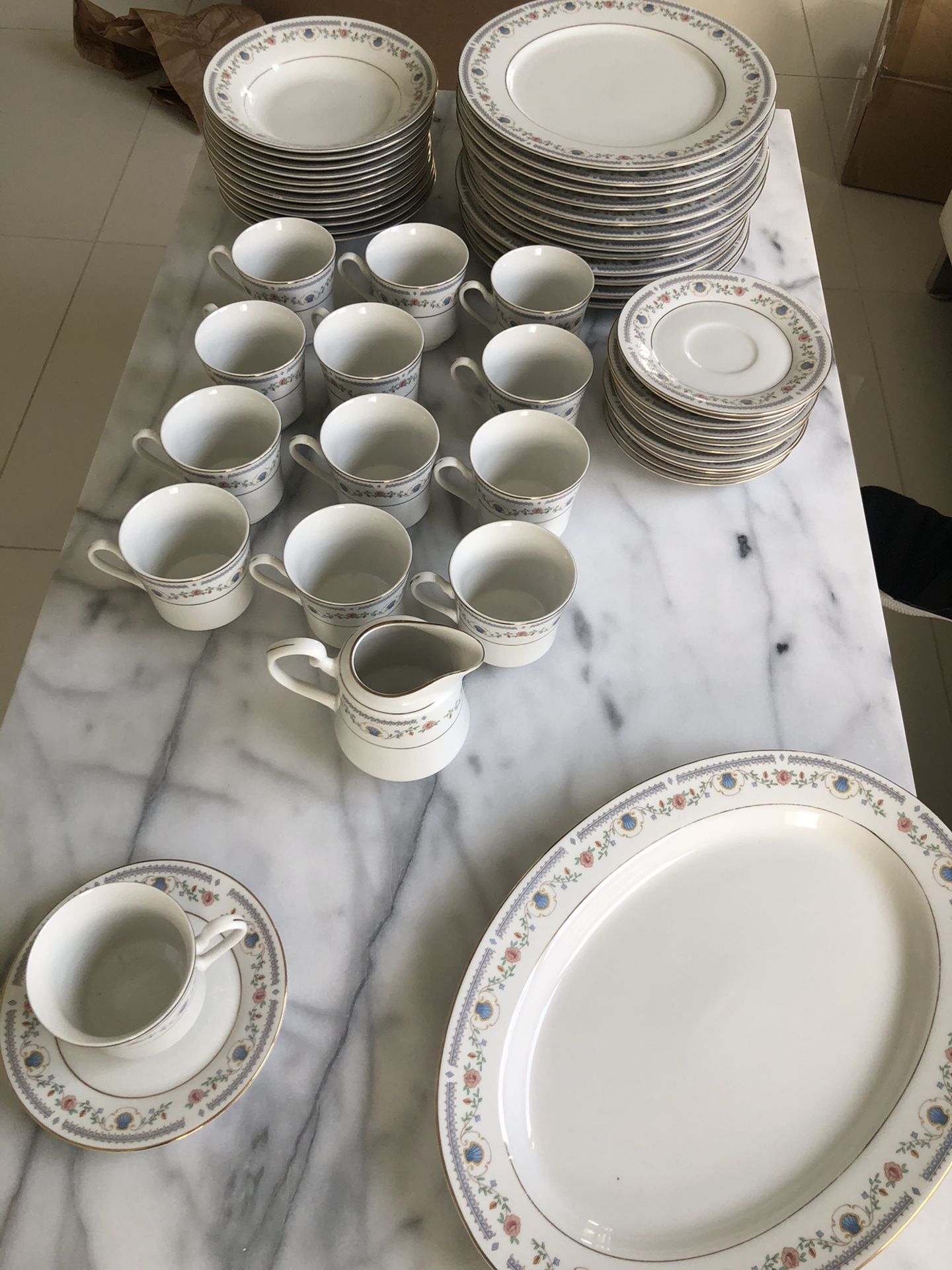 Tívoli China Dinnerware Ser #8305 (12 Person Set)