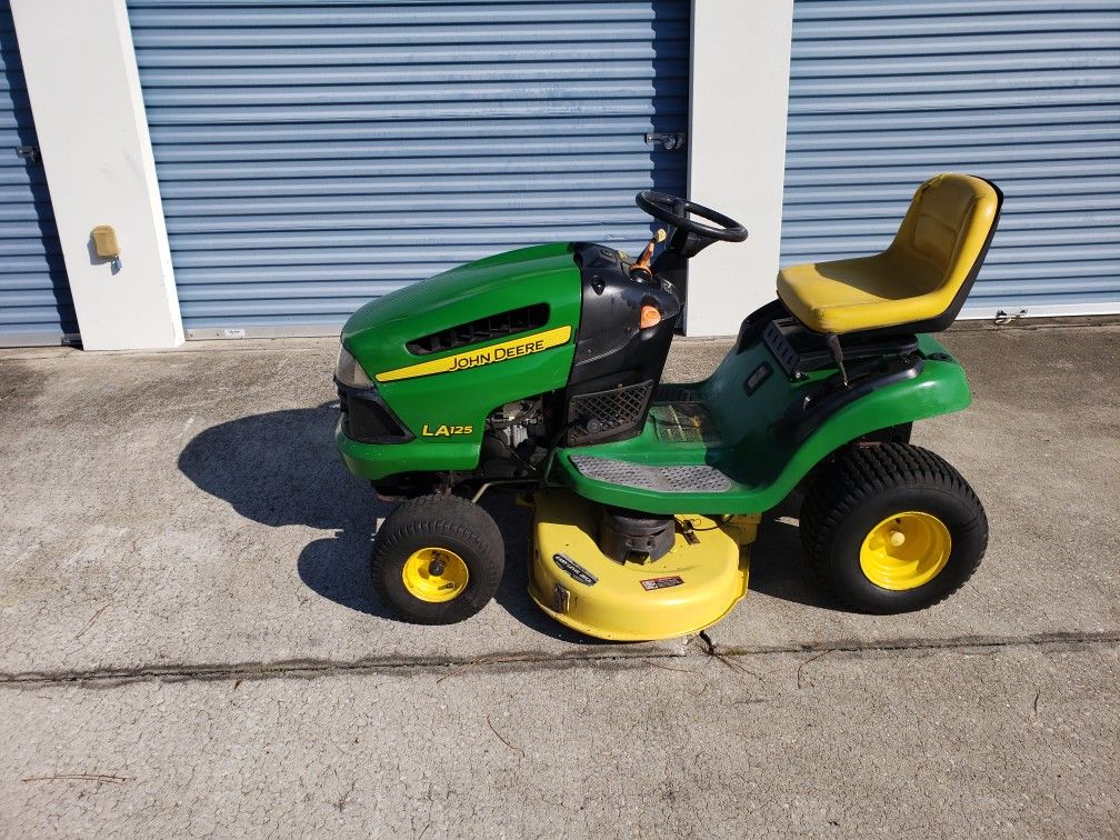 John Deere LA125 riding mower. 19hp engine, 42" deck and auto