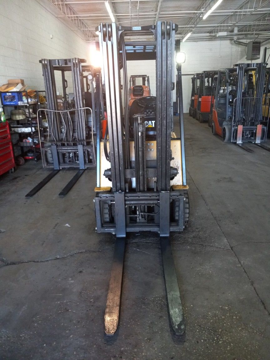 Caterpillar Electric 3K LB Capacity Forklift