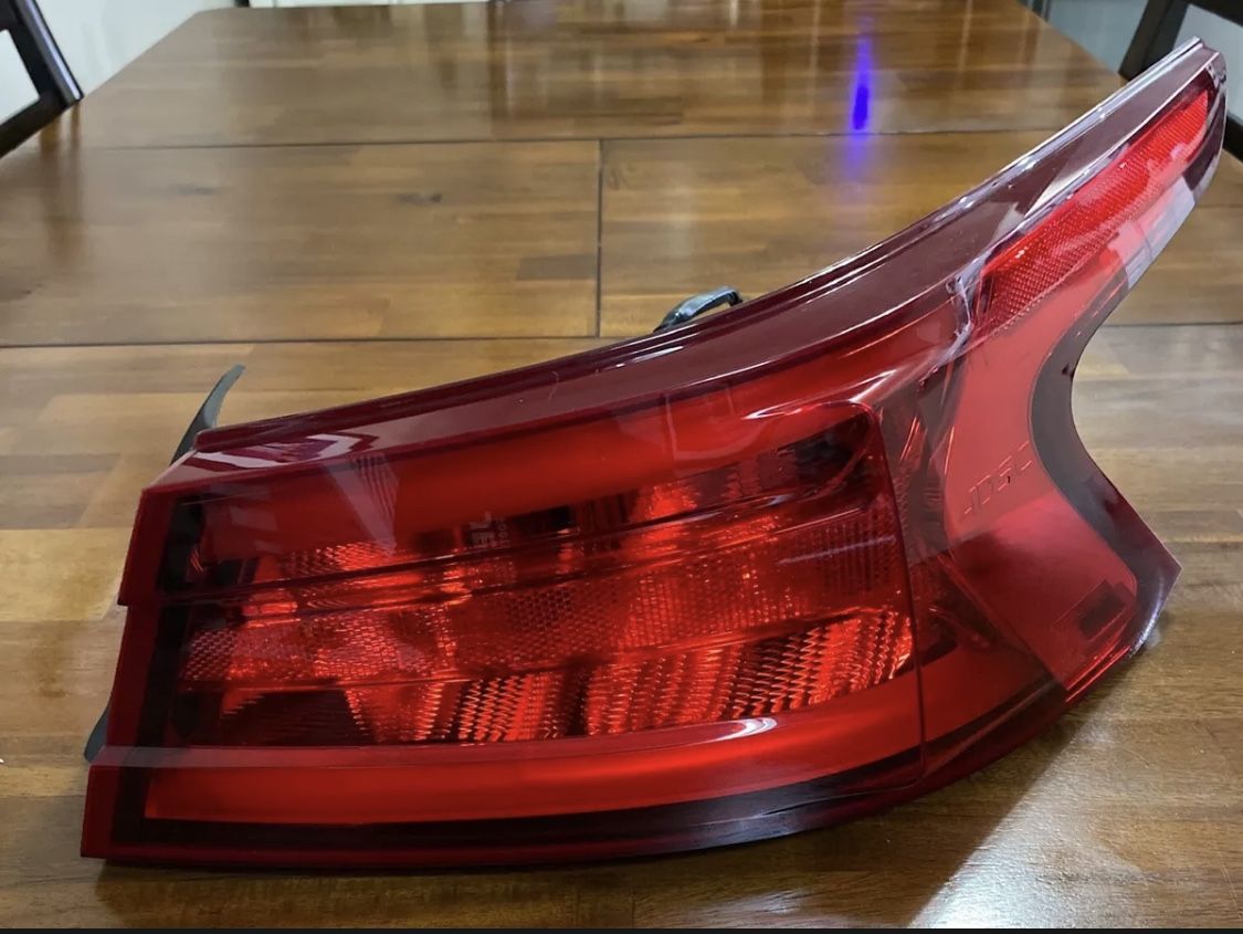 2016-2018 8th Gen Nissan Maxima Taillight
