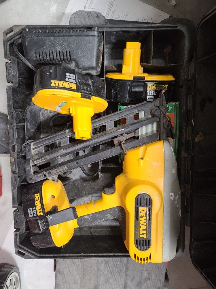 dewalt dc618 nail gun with three 18v Batteries & charger