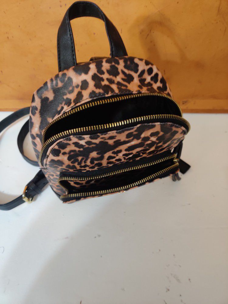 Guess Mini Backpack, Leppard Print. 