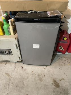 Small refrigerator for an apartment or dorm Thumbnail