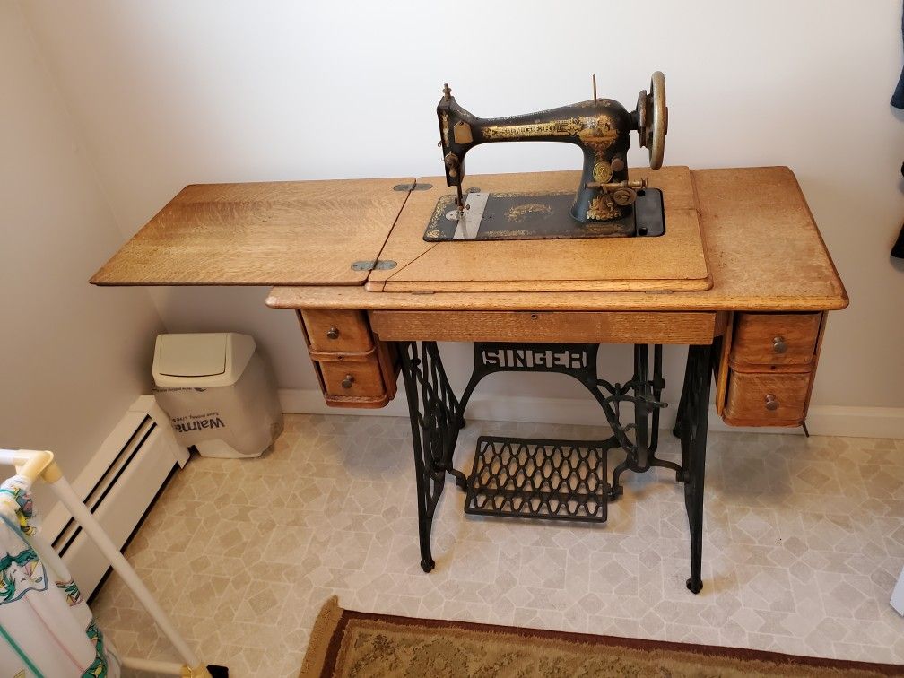 Vintage SINGER SEWING MACHINE