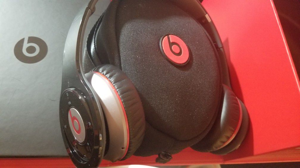 Beats by Dr. Dre Wireless (Model ID Pictured)