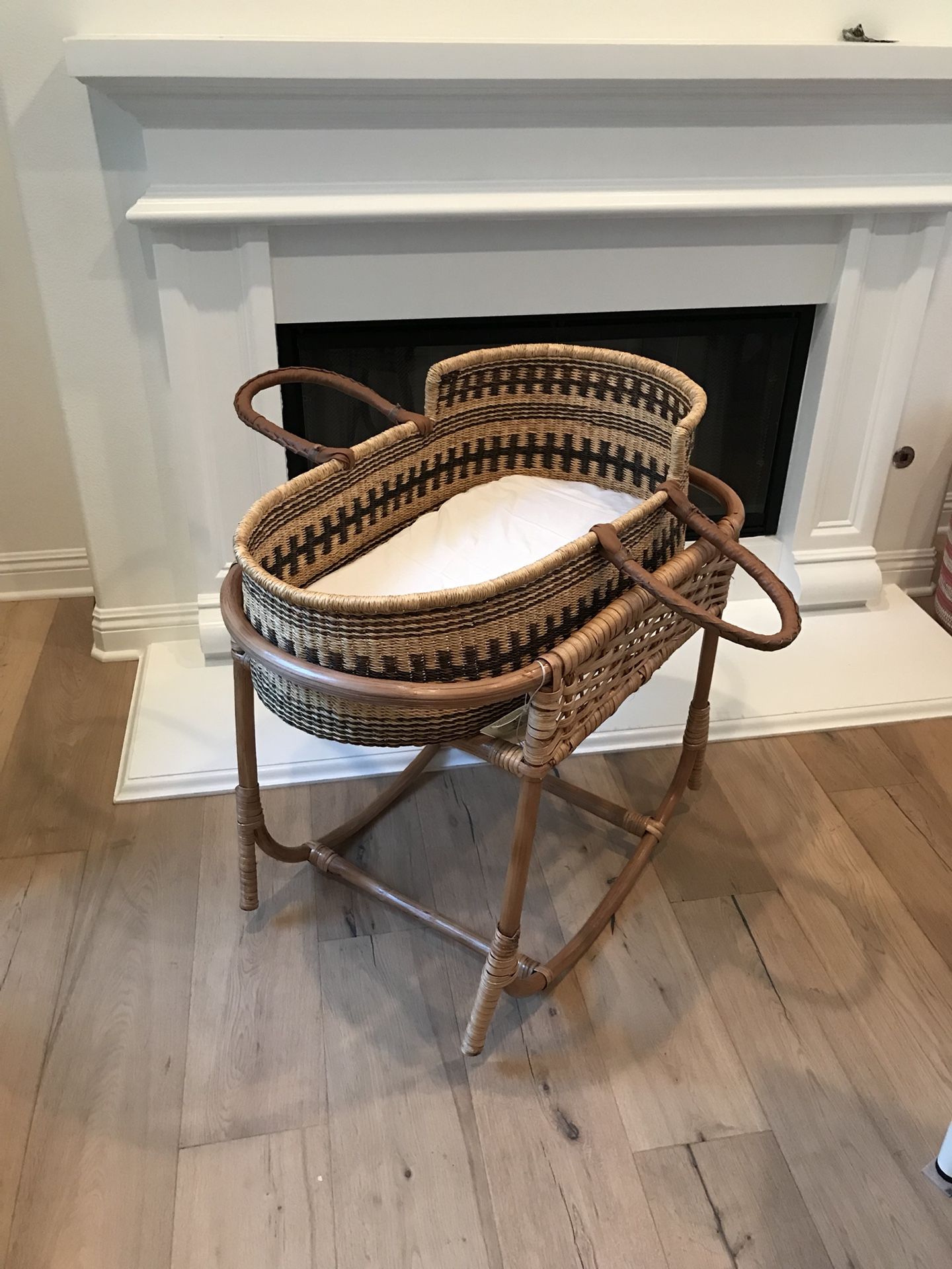 Loved Dua/Design Dua Bilia bassinet and stand for Sale in Huntington Beach,  CA - OfferUp