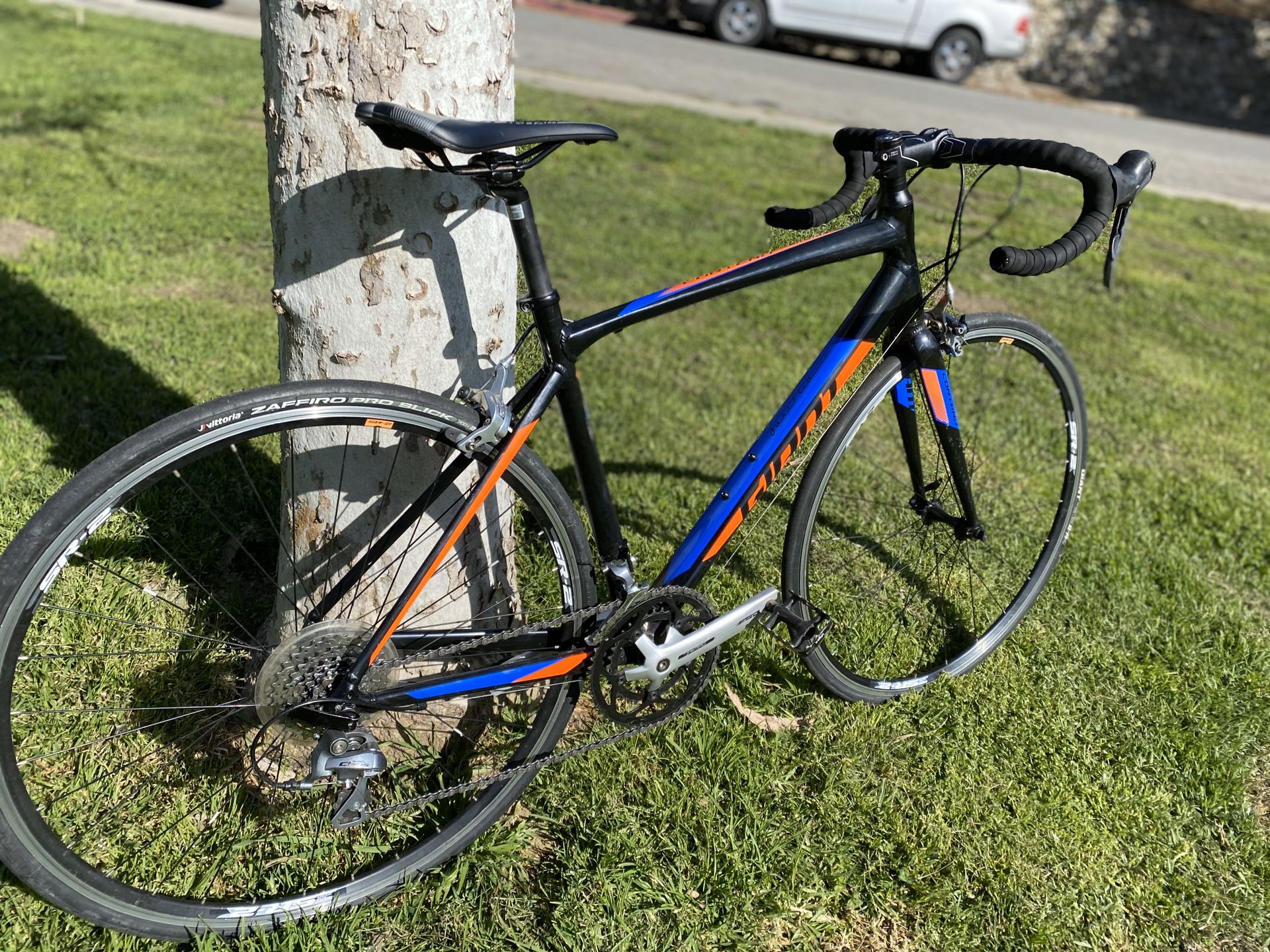 giant contend 3 road bike