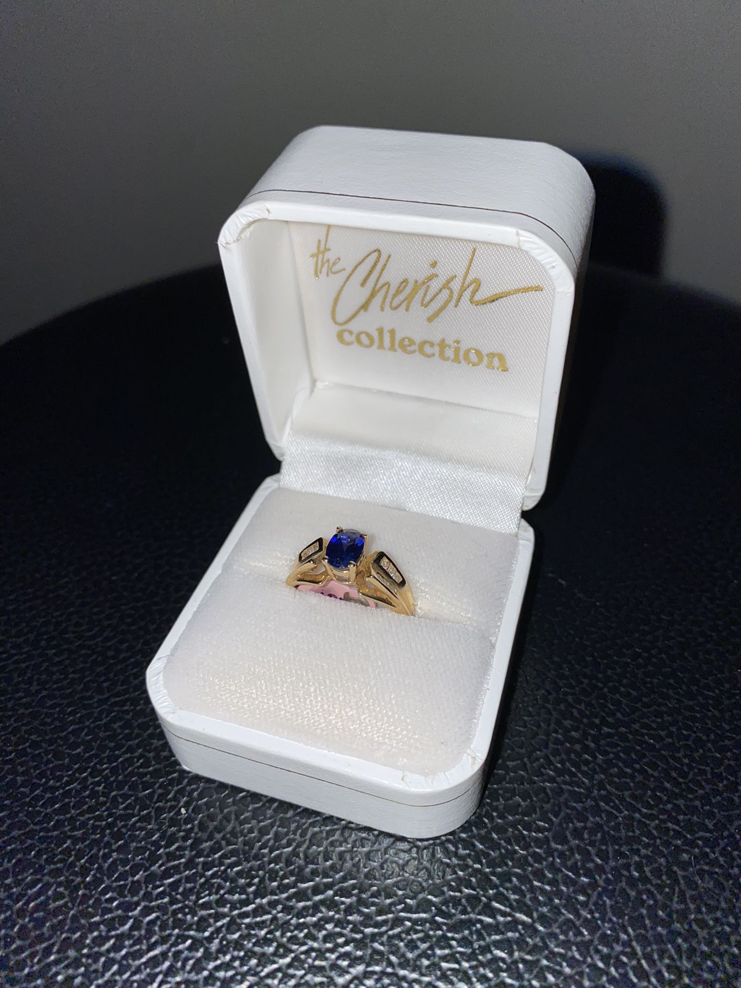 Oval Cut Blue Sapphire & Gold Ring (14K) 