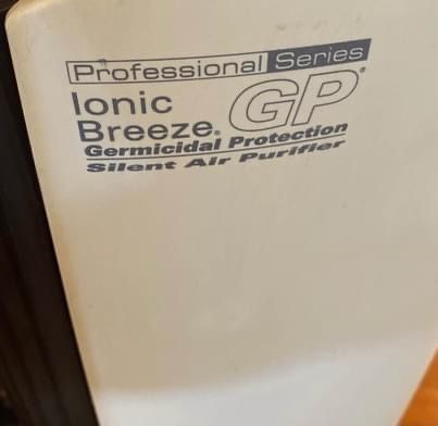 Sharper Image SI830 Ionic Breeze UV Light Air Purifier