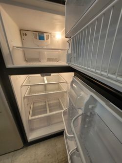 Frigidaire Top Freezer Refrigerator Used Good Condition With 90day's Warranty  Thumbnail