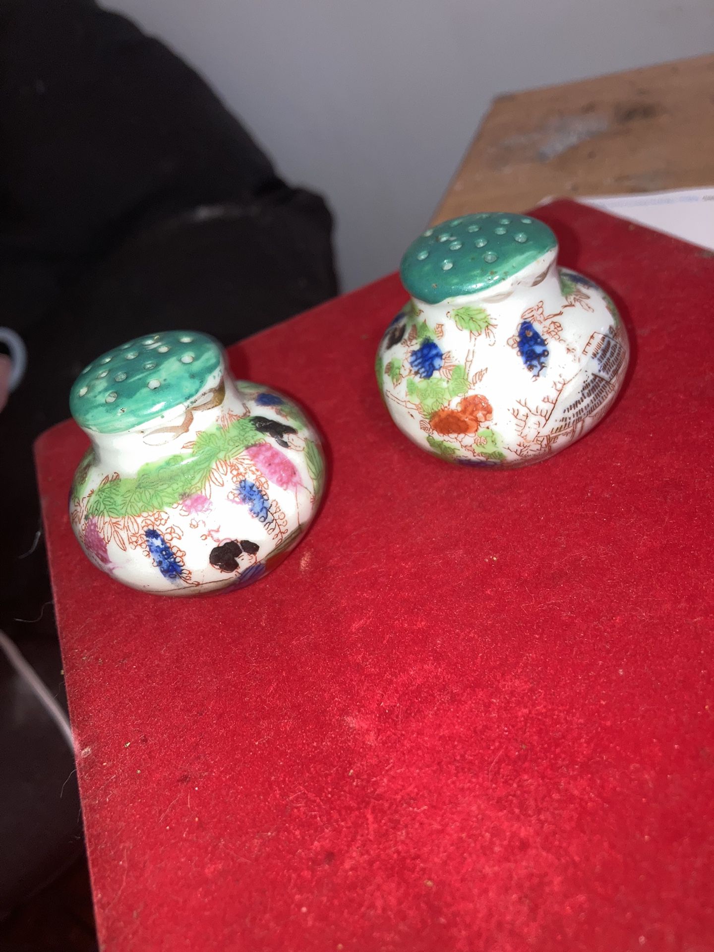 Antquie Pair Of Porcelain Kutani Salt & pepper Shakers From Japan